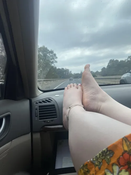 Car trips with my feet up 🦶🏻