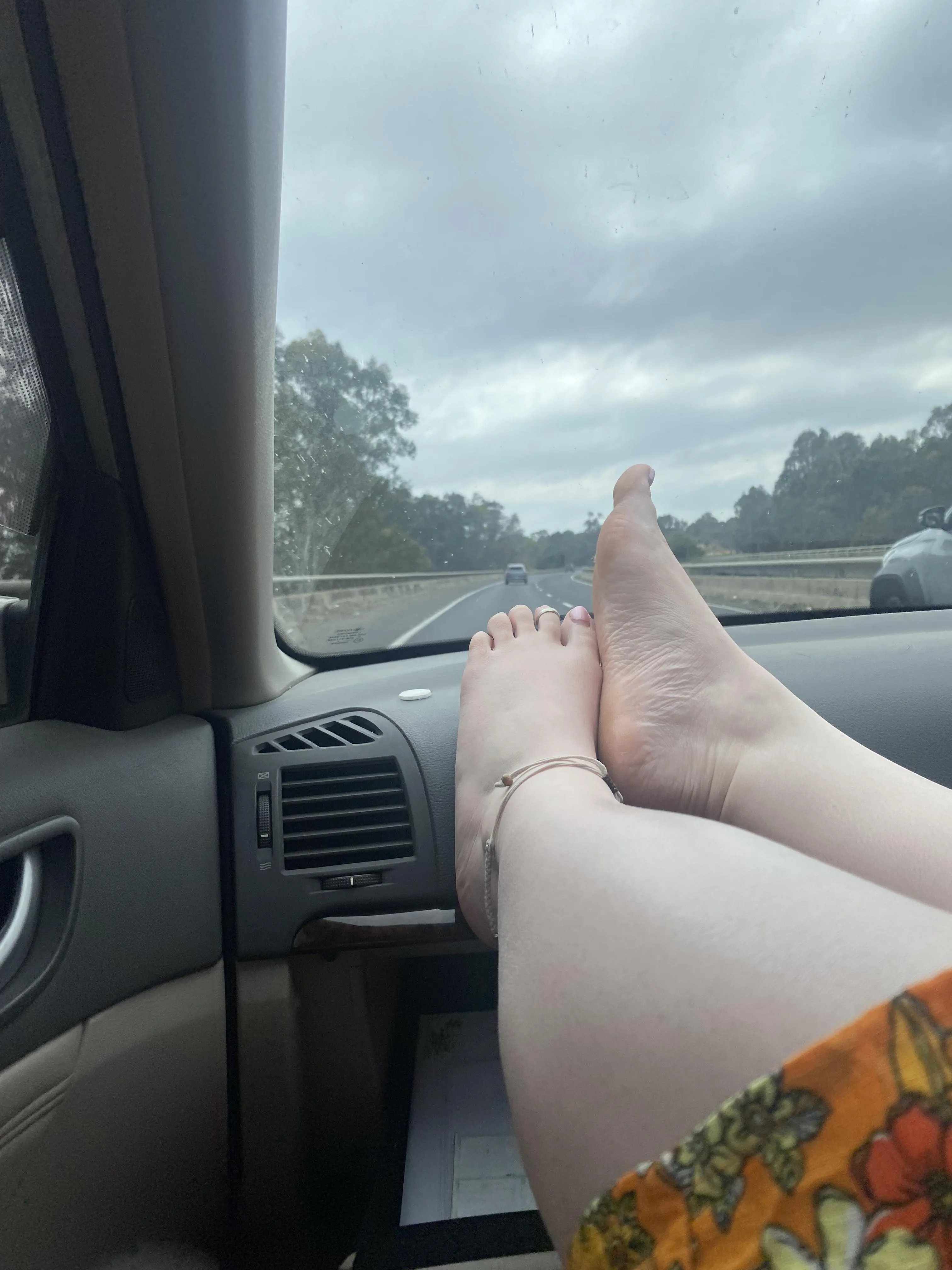 Car trips with my feet up 🦶🏻