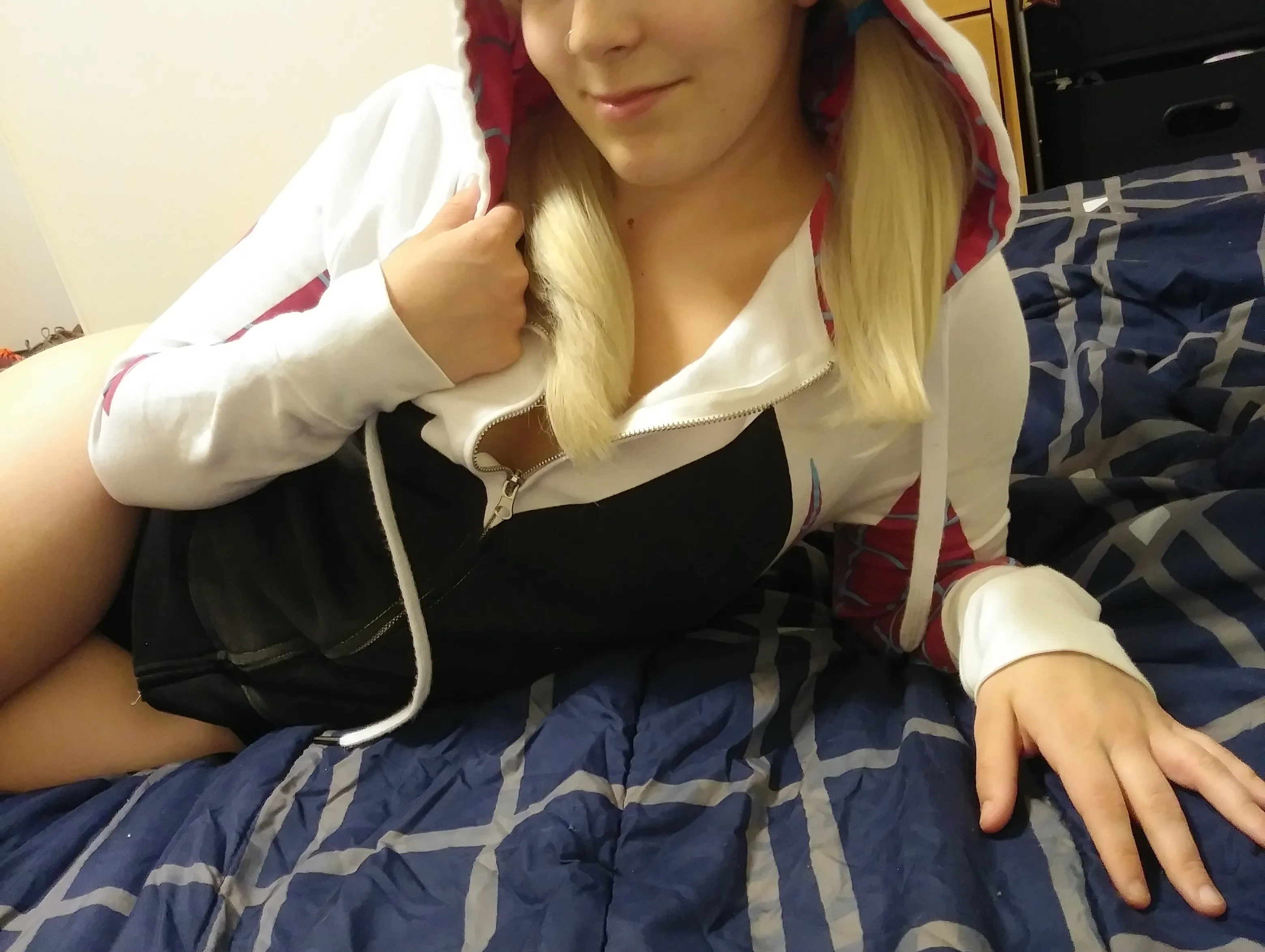 Gwen wants to test a new way to fill her web shooters.... but the process involves her mouth and your ....  only if you are interested