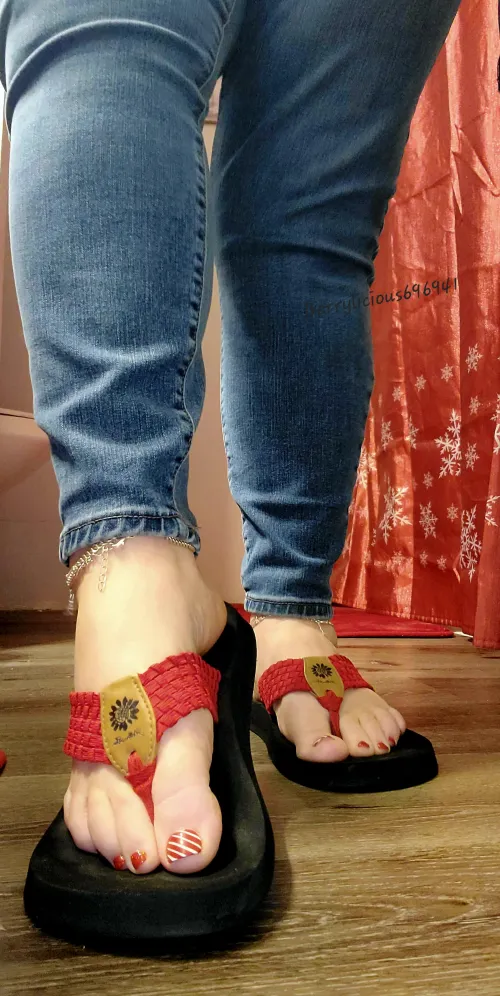 🎄 Christmas toes for the win!