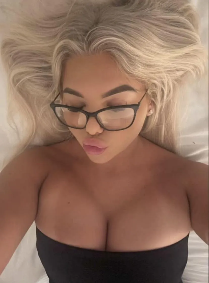 I’m blonde, thicc & can make you cum under 1 minute 