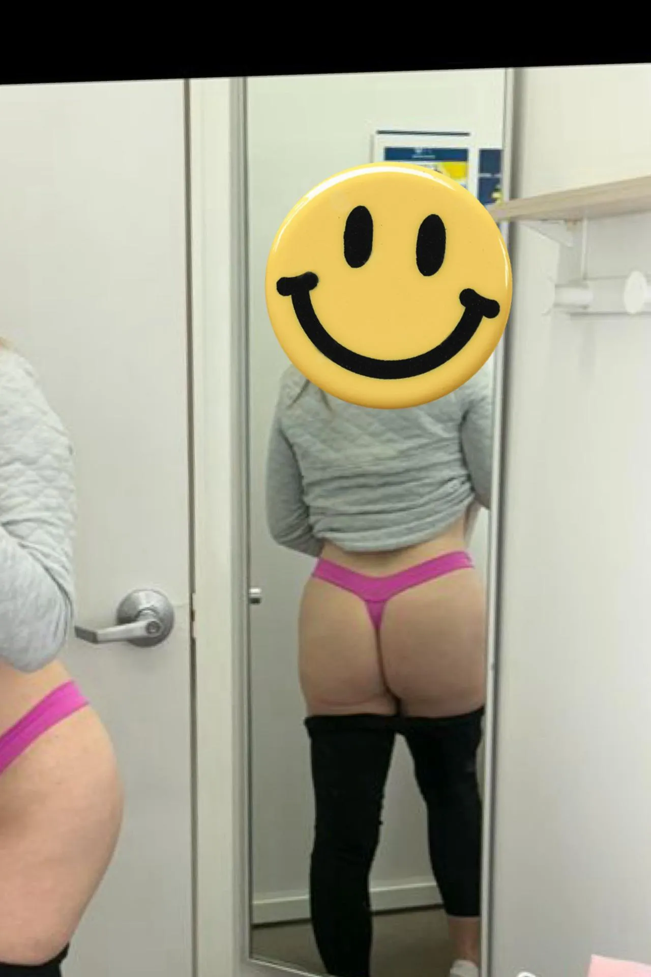 Meet me in the dressing room if you want some fun 🤩