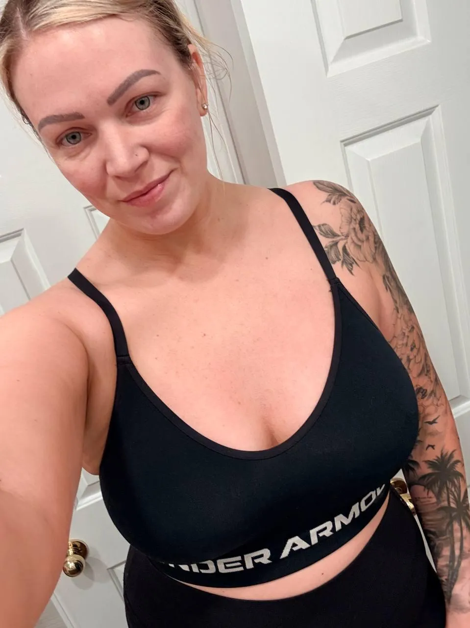 Sending nudes to random men on reddit, say YES if you're interested 🥵