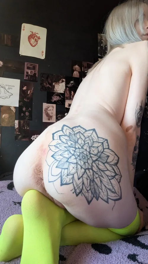 Tattooed milf ass to make you happy