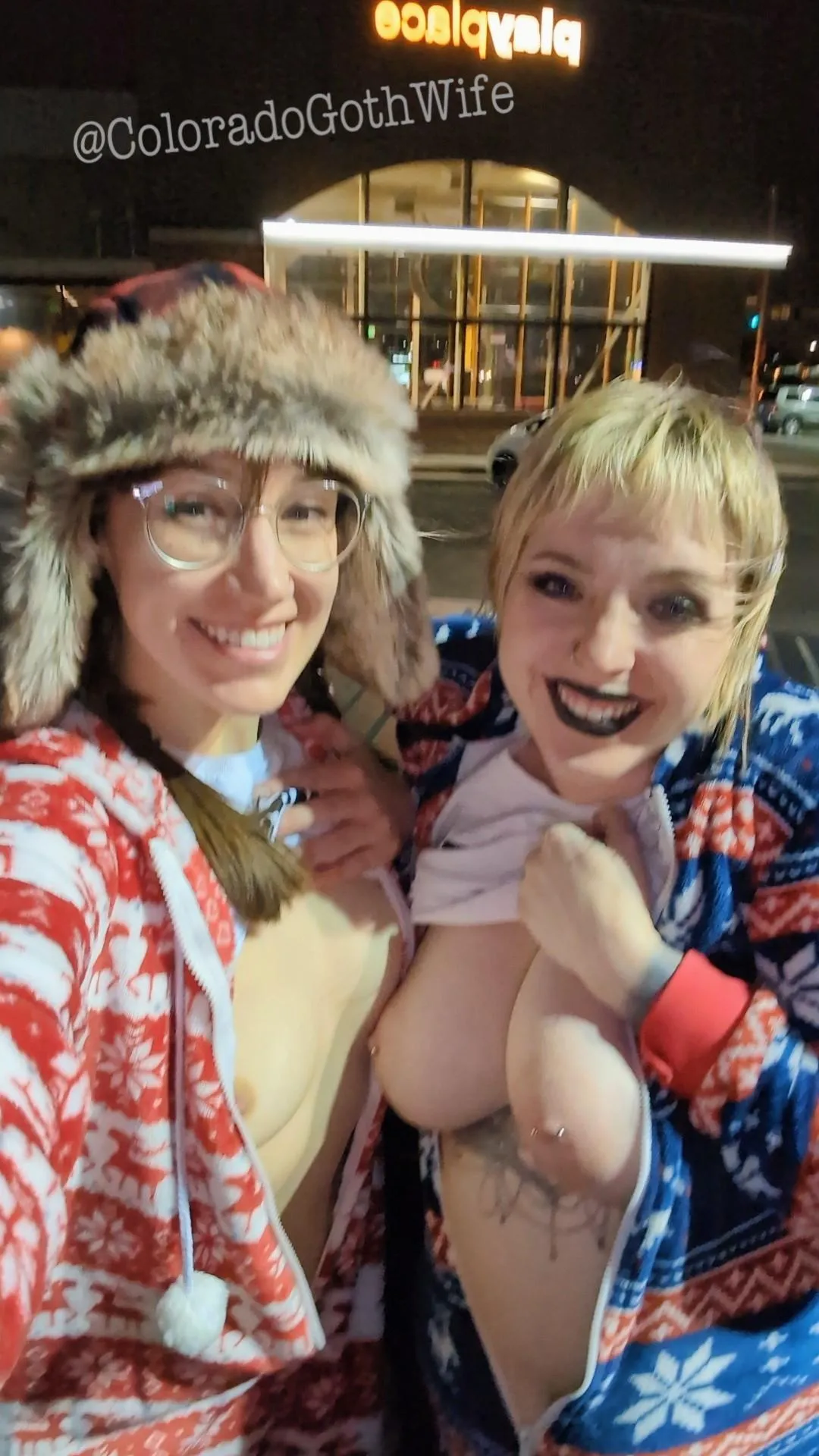 2 slut wives flashing in the car