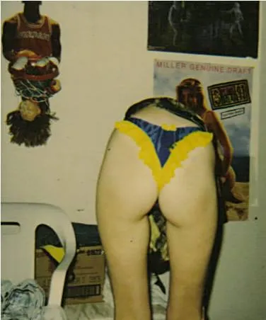 Girlfriend/wife trying on new bikini [ 1992,18 ]