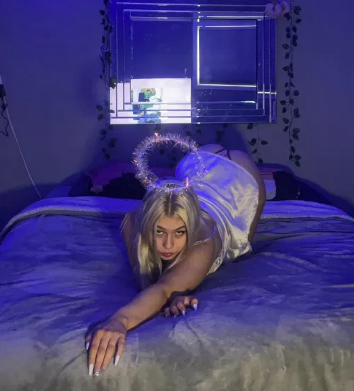 I’ll be your angel for Christmas 💋