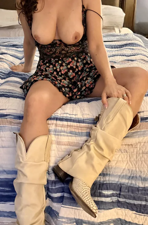 Indian Hotwife getting ready for a night out in Nashville 🐎😘