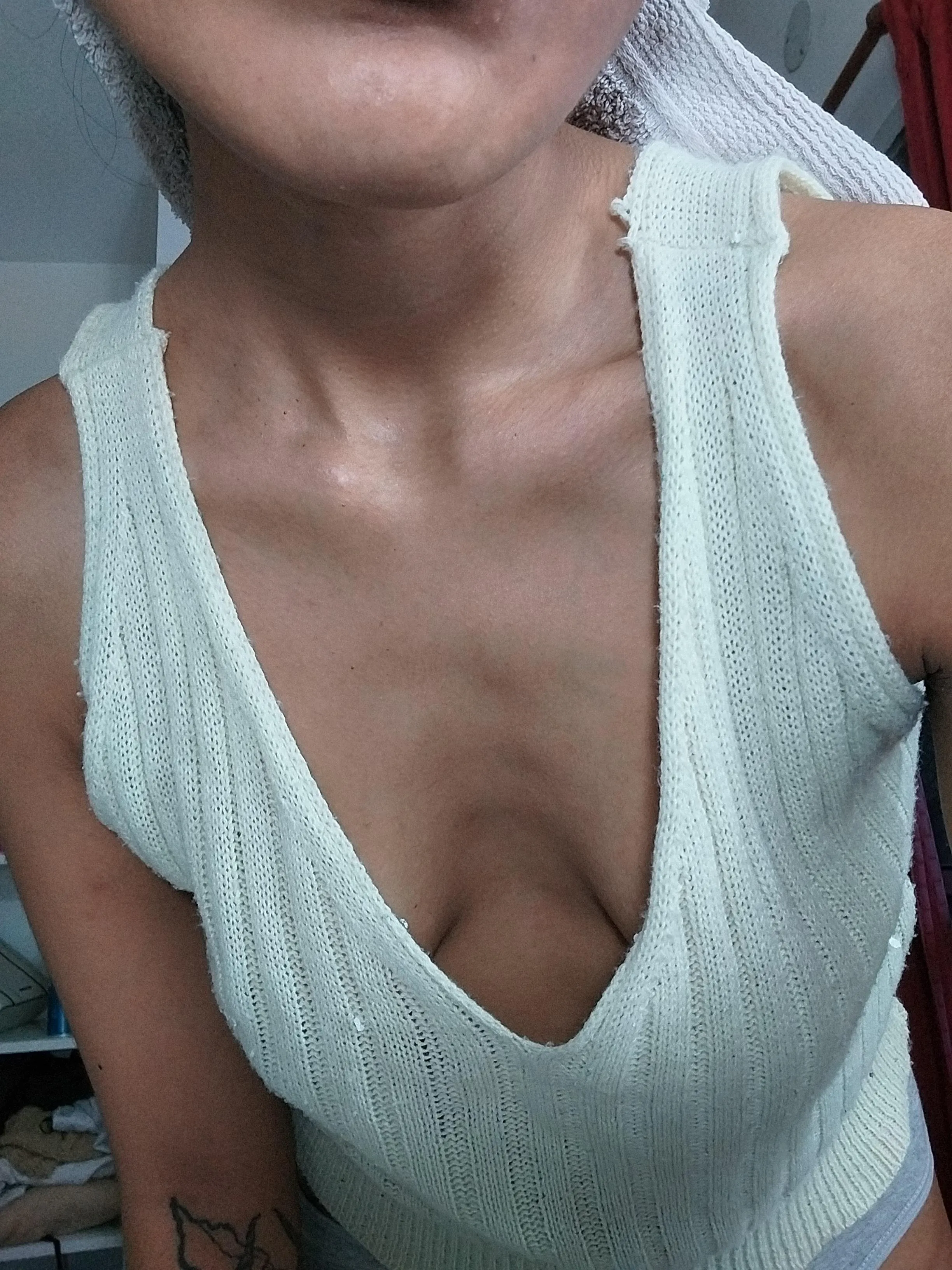 The glimpse that arouses curiosity under my blouse is inevitable