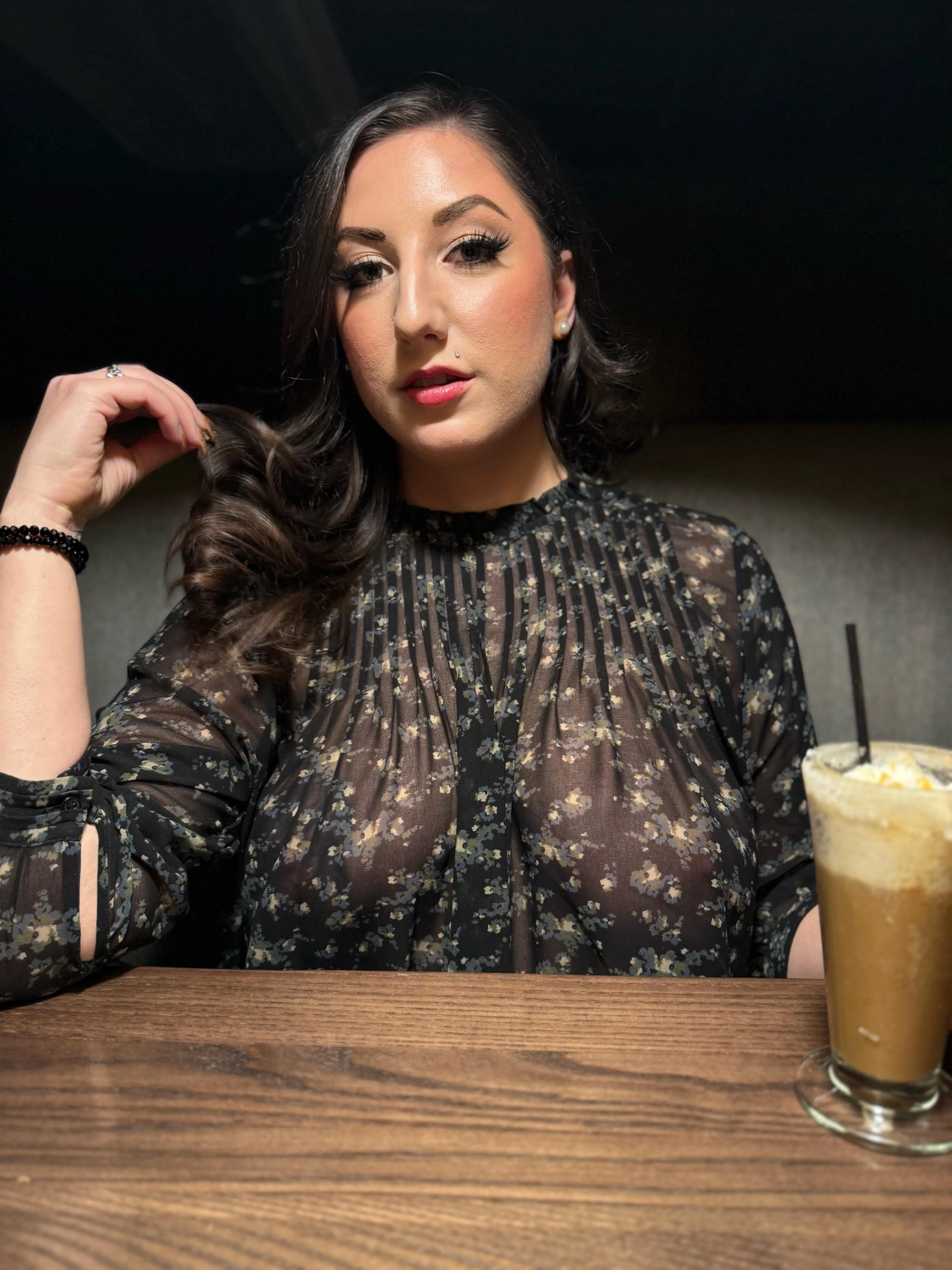 The waiter struggled with eye contact