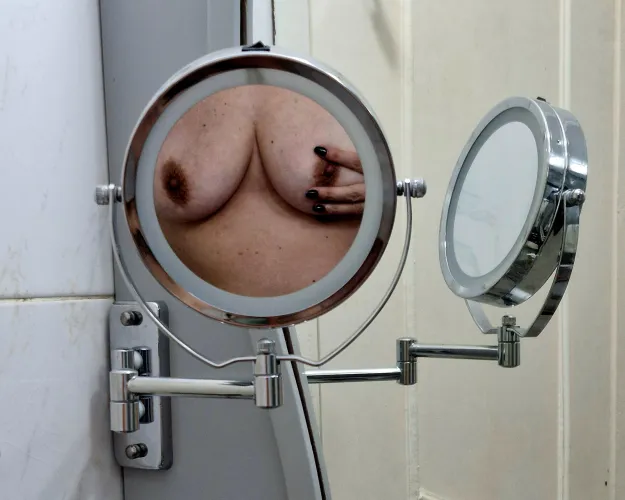 There's a girl in my mirror 🎶