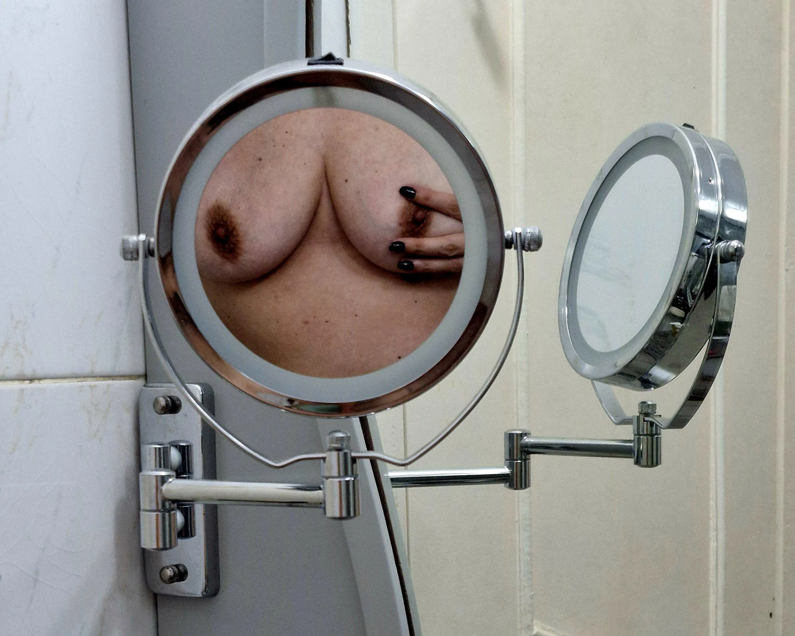 There's a girl in my mirror 🎶