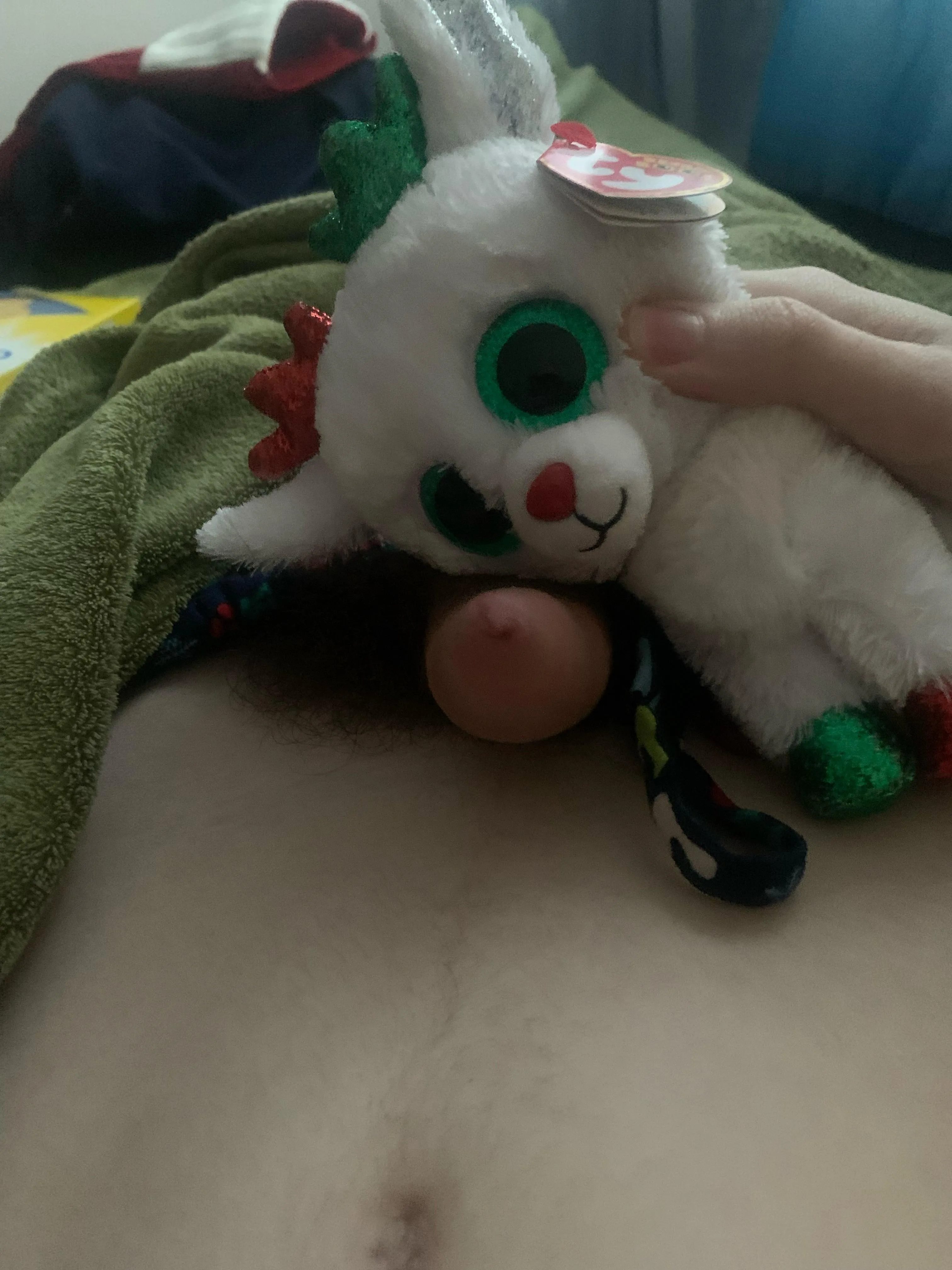 i love snuggling with her >w<