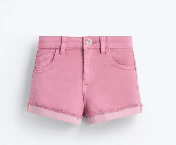 A brunette in short pink shorts indicated that the day would start well, 💧