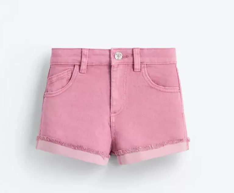 A brunette in short pink shorts indicated that the day would start well, 💧