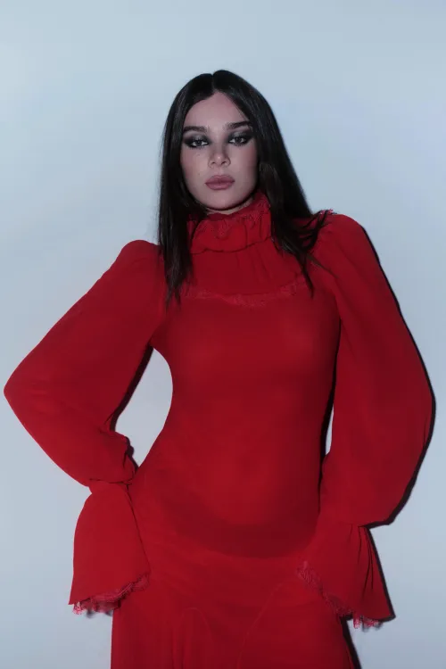 In love with Hailee Steinfeld's abs