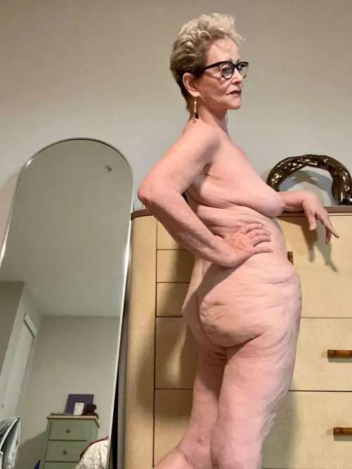 no clothes and unbothered...