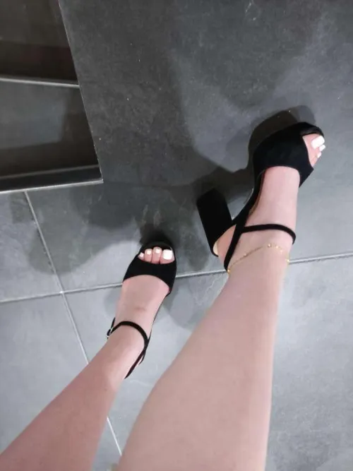 [oc] Weiße Nägel mit high Heels 😊