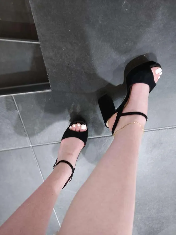 [oc] Weiße Nägel mit high Heels 😊