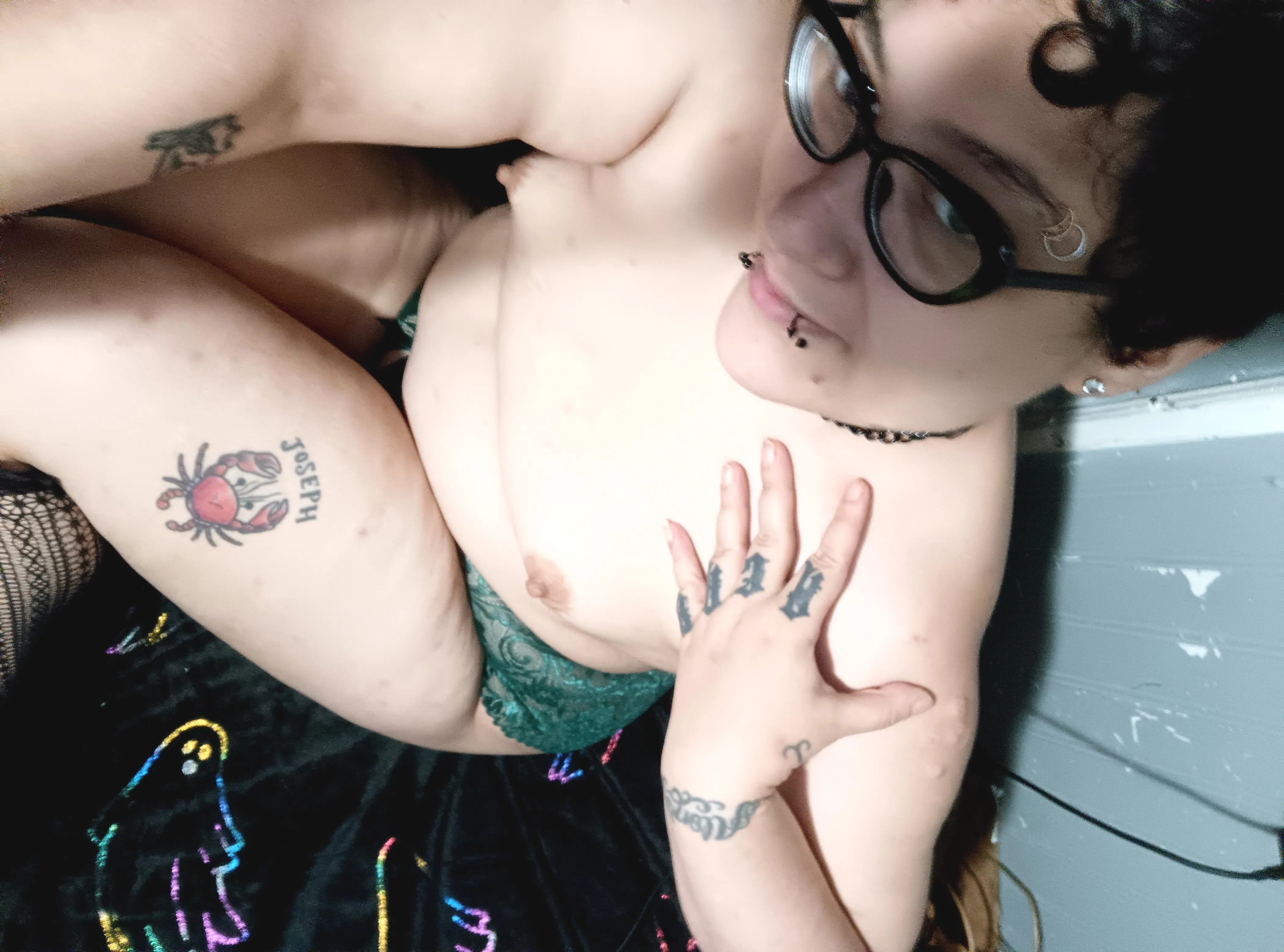 Short haired milf with cute perky titties ☺️