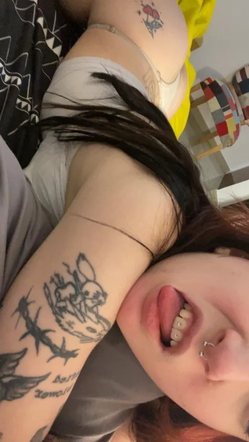 A bit boring, such a cold Friday... I wish someone would come and warm me up.