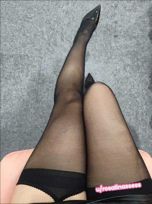 (f) Stockings and heels are my favorite combo to feel more powerful 👸🏼