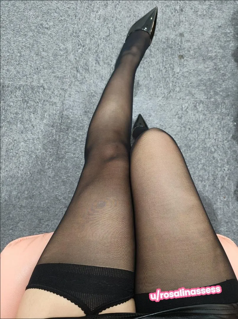 (f) Stockings and heels are my favorite combo to feel more powerful 👸🏼