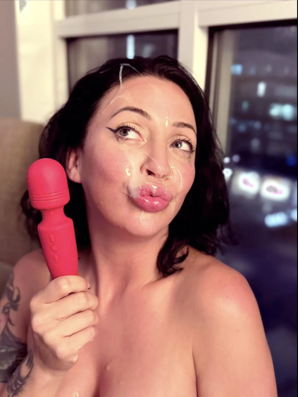 My two favorite things. My wand and a face full of cum!