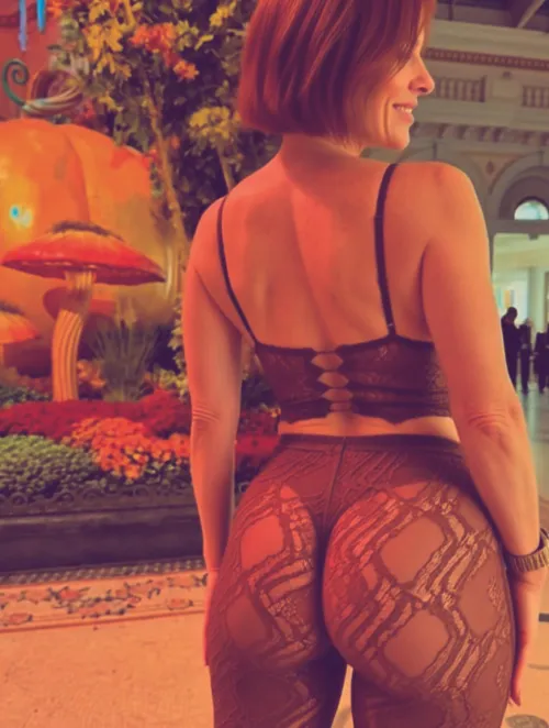 Need to find a new outfit to snap a winter ❄️ themed picture at Bellagio Conservatory. Hers a fall🍂 themed one.