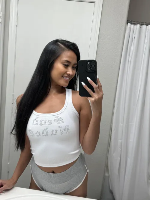 Soft confidence, steady pull 😏👀