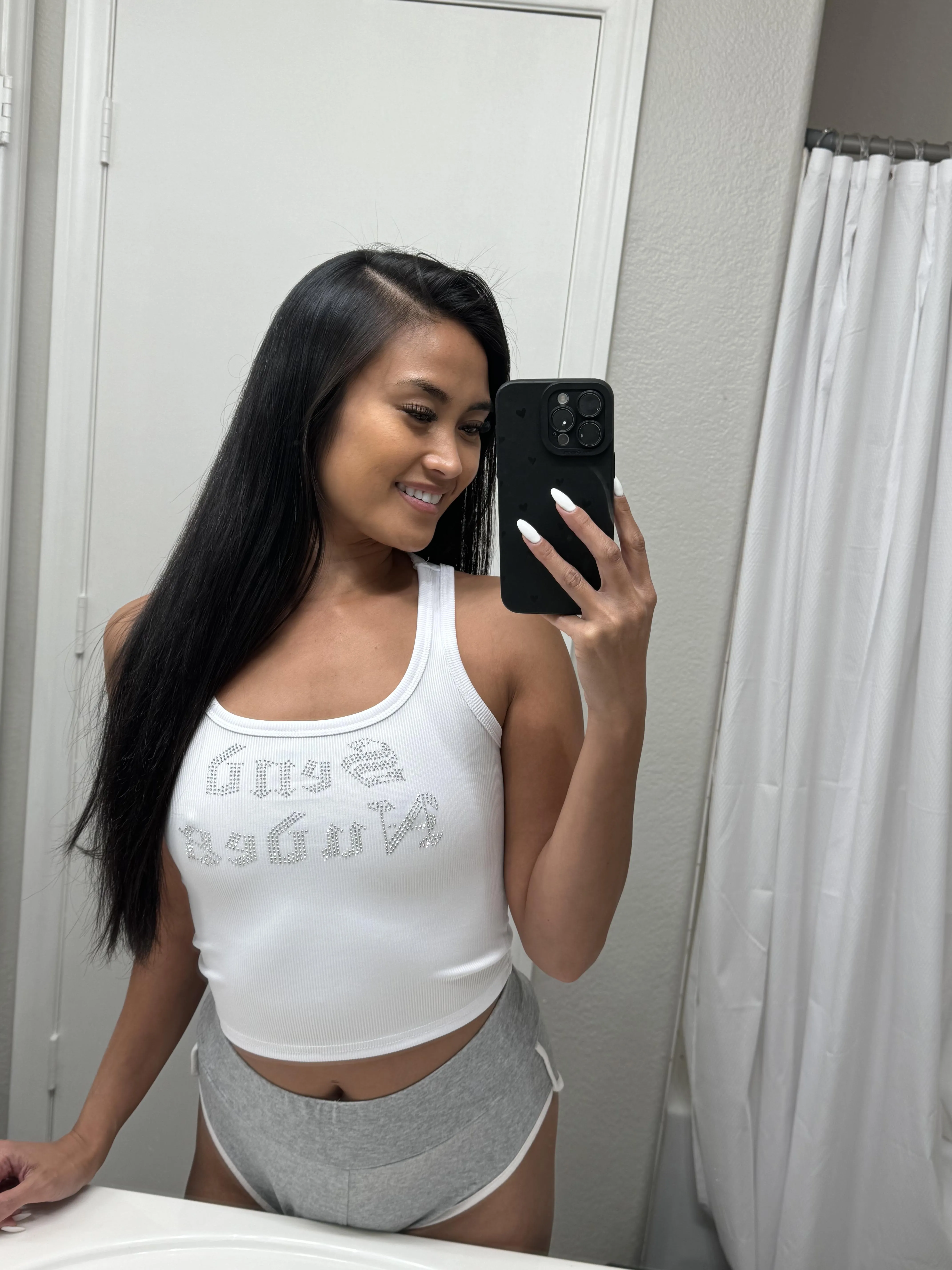 Soft confidence, steady pull 😏👀