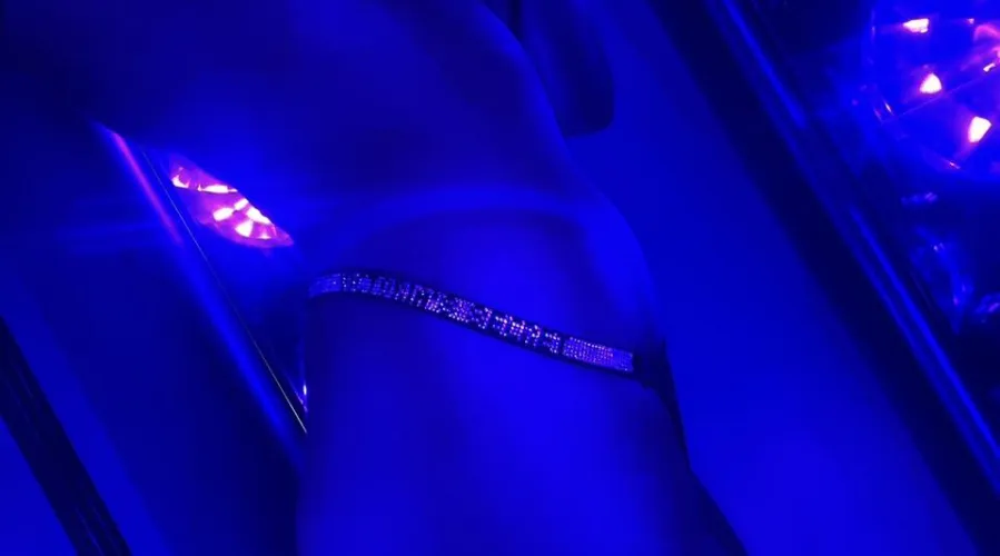 Stand up tanning booth