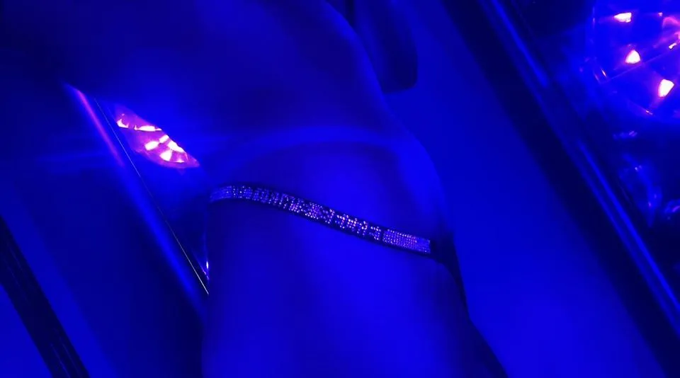 Stand up tanning booth