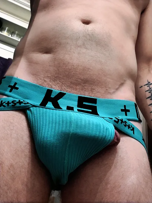 He's peeking 😉 dying to burst through snd be free 🥵