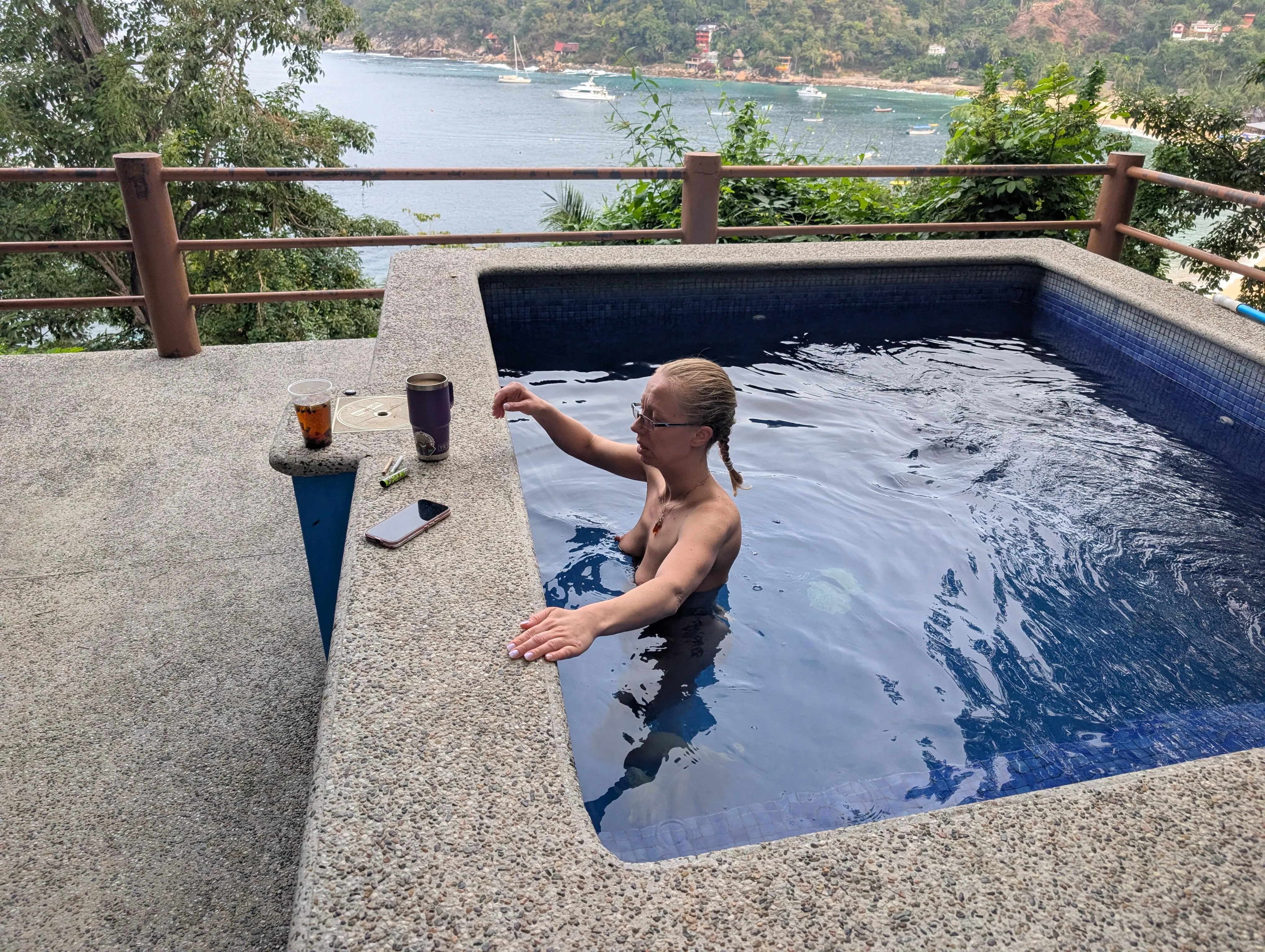 In the tub in Paridise