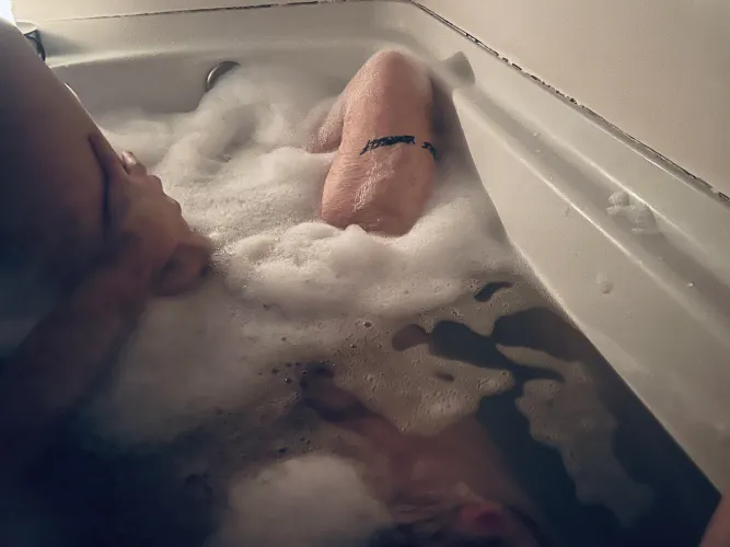 One candle is just right for a relaxing bath🕯️