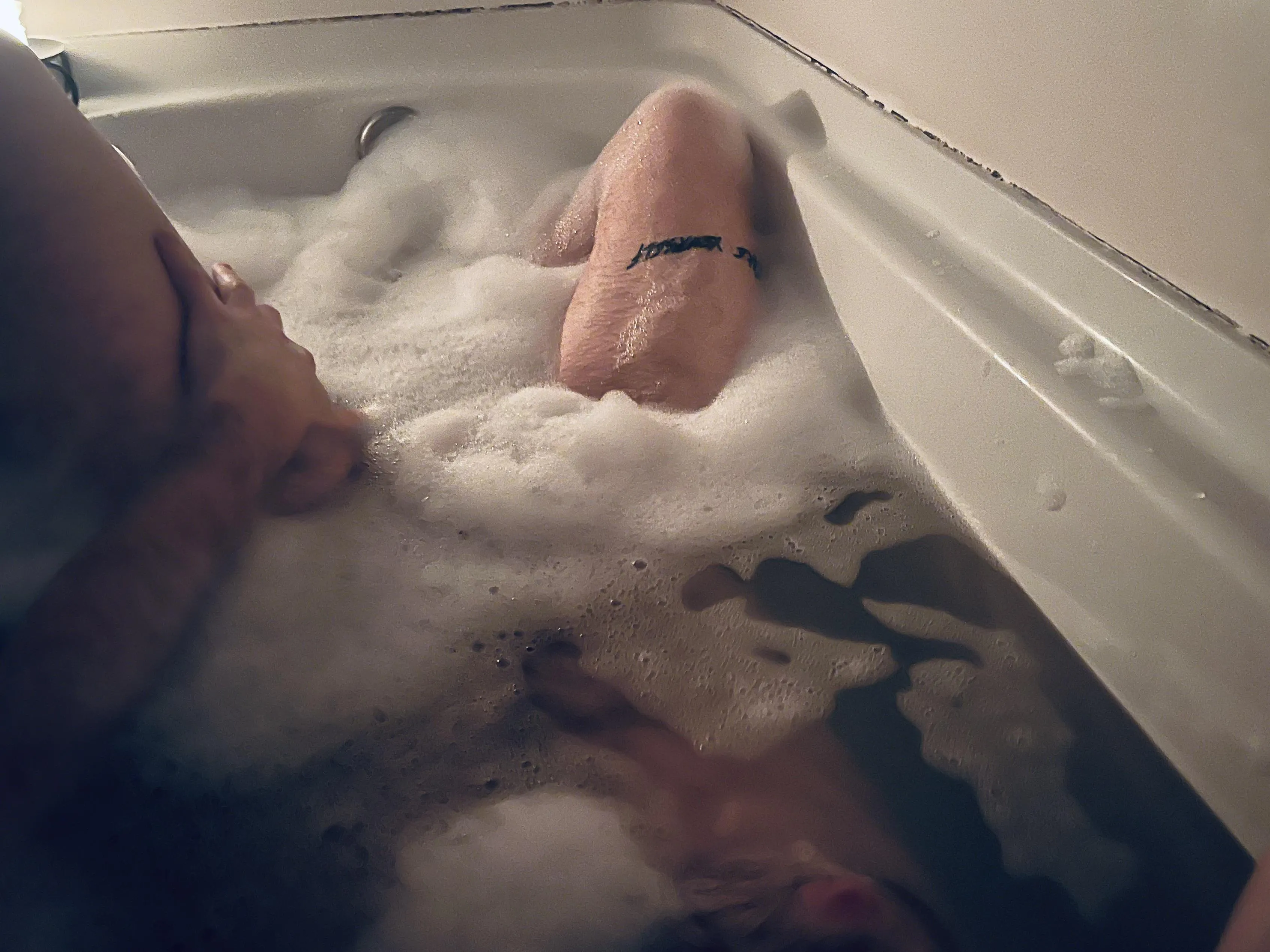 One candle is just right for a relaxing bath🕯️