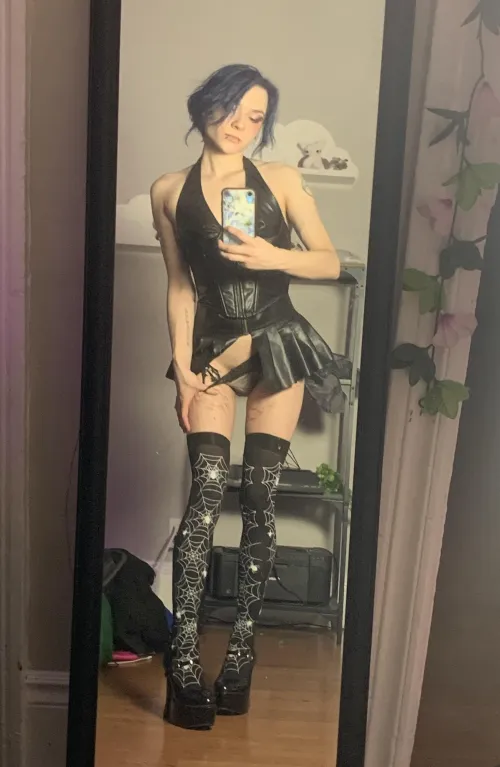 Cute outfit, would look cuter on your floor