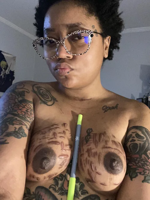 28 F T1D, Autism , Mh issues I remember when I couldn’t do this with my tits and a pen 🖊️