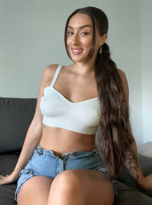 do men still take interest in girls who wear tight jean shorts?