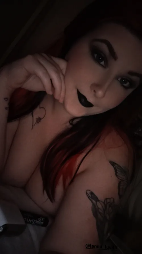 Loving the smokey eyes on myself🤭🤭🖤