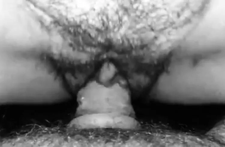 Suo marito mi ha regalato un cock ring poi mi ha guardato usarlo con sua moglie