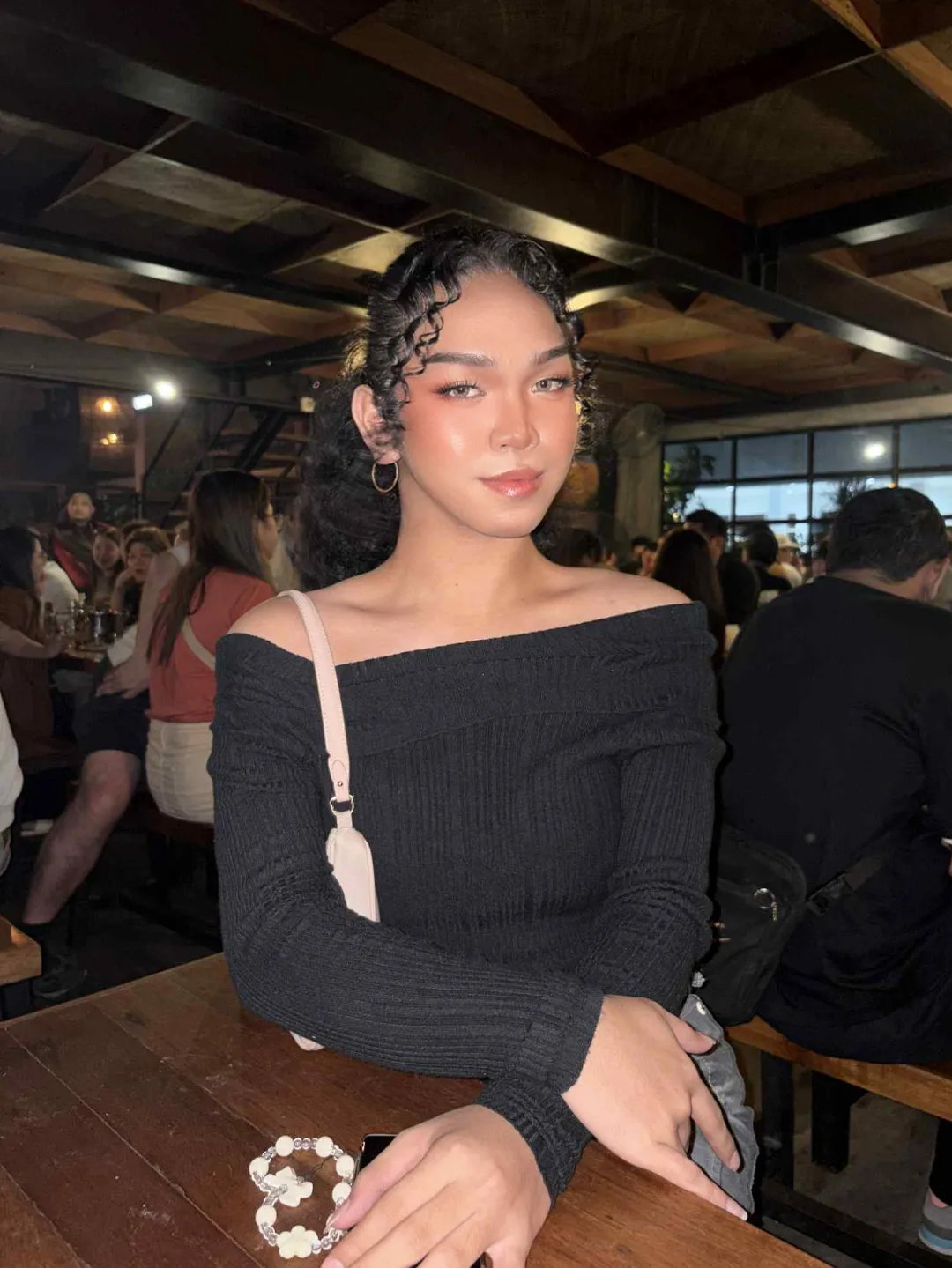 would u buy this lady her drink? 🍹