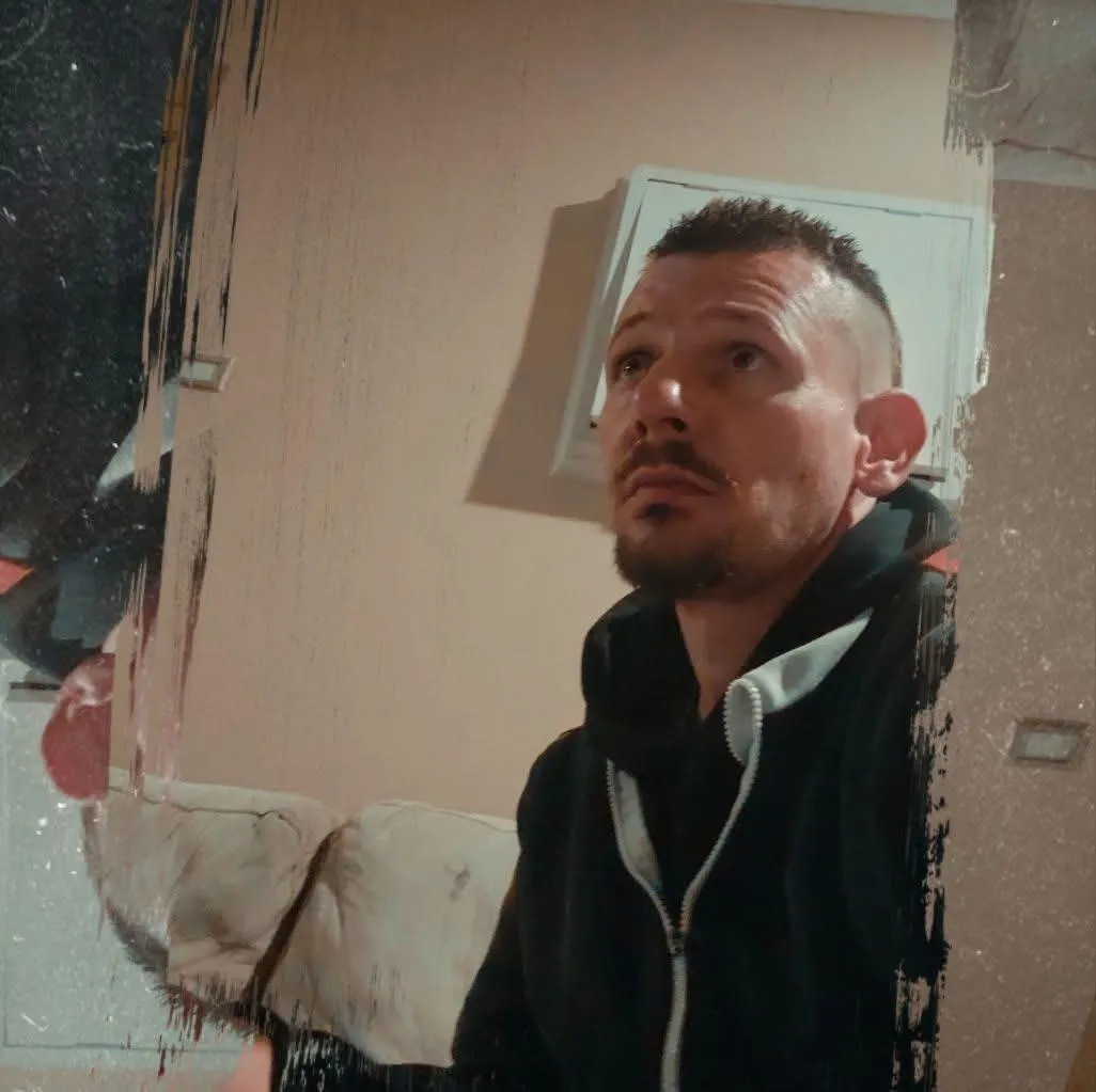 NOR LOOKING FOR A CUDDLER