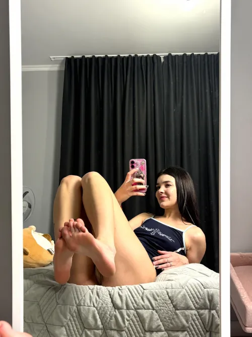 18F Trying to find an older guy who'd suck my toes