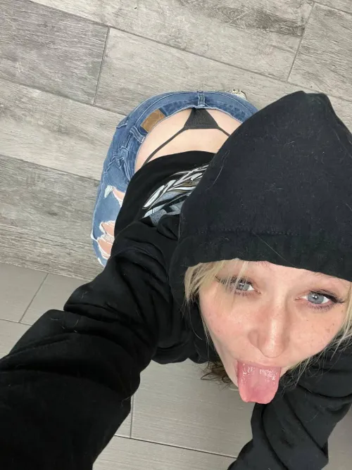 thong out tongue out