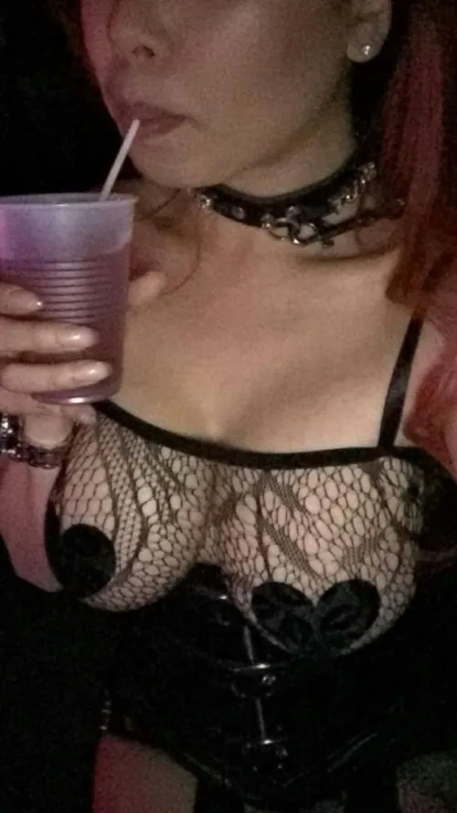 21 [F4M] Conversations that feel almost too close