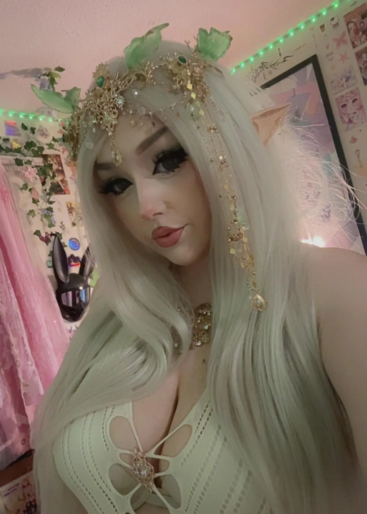 Anyone wanna play w an Elf girl? Im Live!!!!