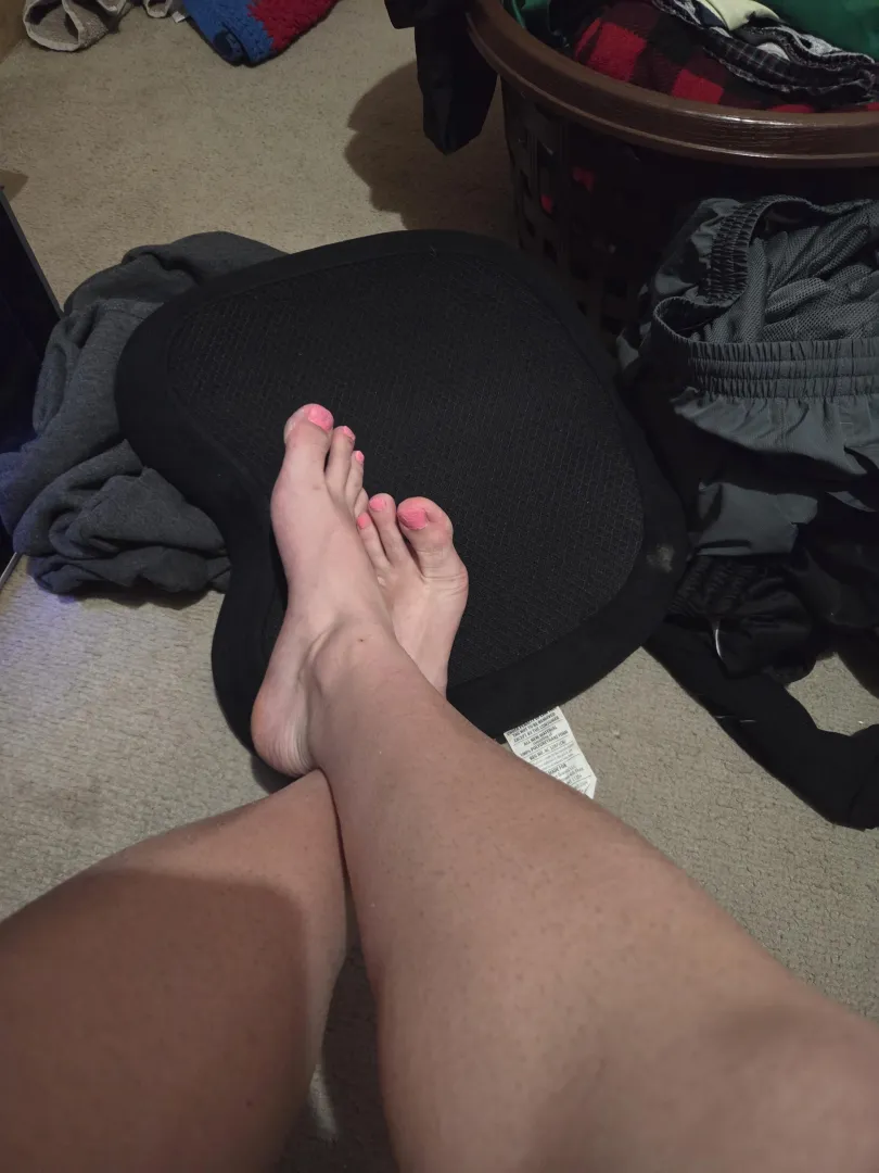 Come lick my toes puppy~