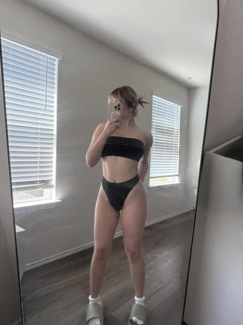 Happy Monday! Quick Pic before I head to the gym 😝